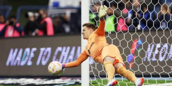 开云官网-只踢半场好球巴萨涉险过关，国家德比皇萨各有难处