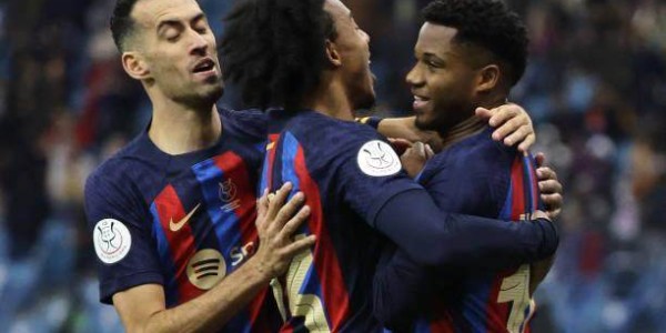 开云官网-只踢半场好球巴萨涉险过关，国家德比皇萨各有难处